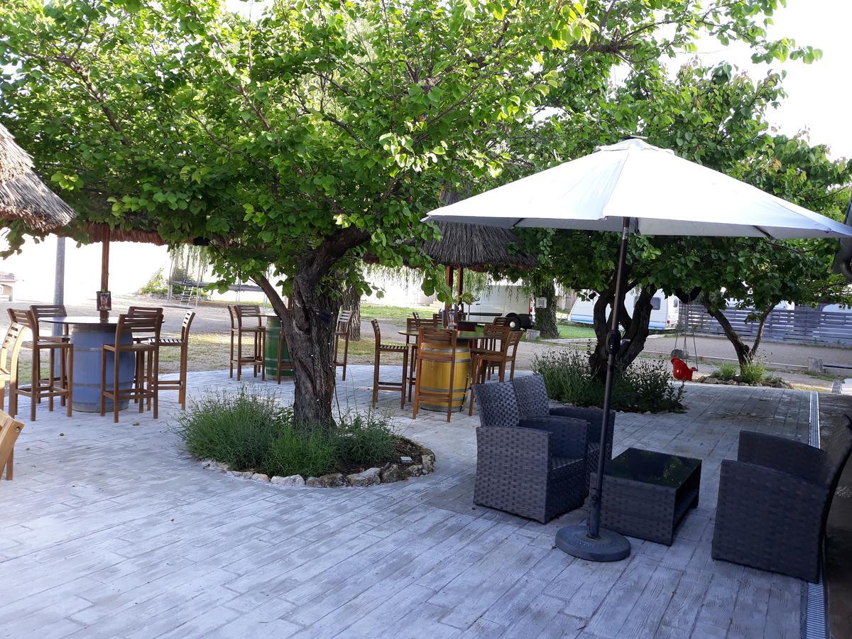 Camping Le Pre Saint-Andre Souvignargues Exterior foto